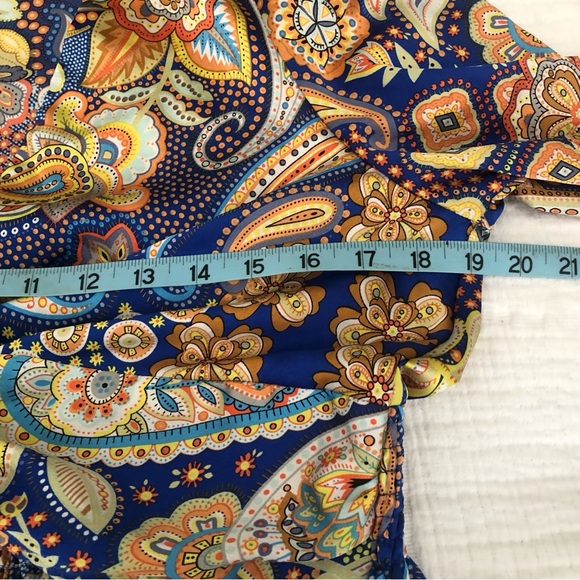 FASHION NOVA beautiful satin crop top in new condition. Rucking in back. Gorg xl - Picture 9 of 12